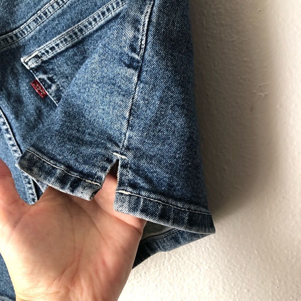 Vintage Levi’s medium wash blue denim shorts junior size 13/30 - Picture 8 of 10